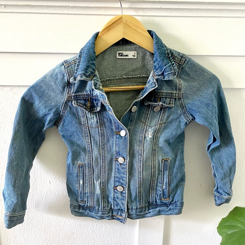 Little Girl’s Distressed Denim Jacket   5/$25🛍